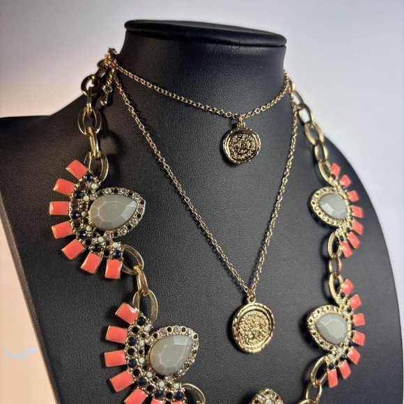 Boho necklace collection with delicate gold piece and a large collar necklace - Picture 3 of 6